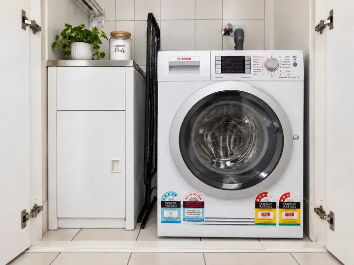 Laundry cupboard with washing machine